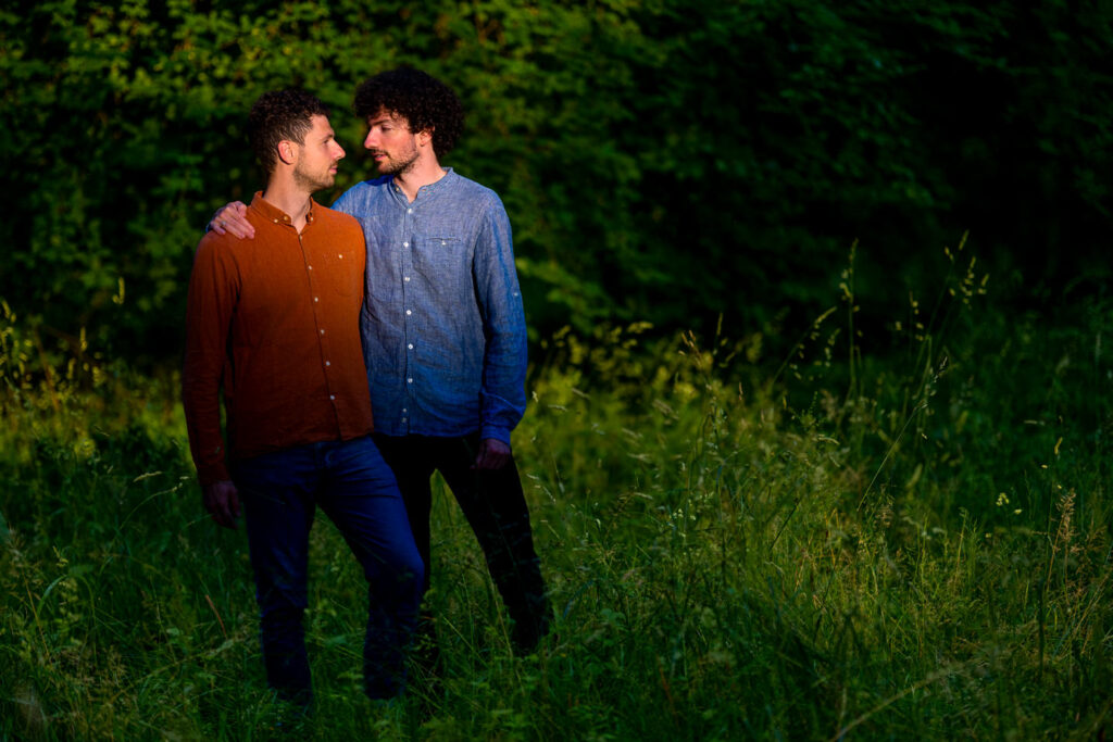 Zwei Männer in inniger Pose während der Golden Hour im Freiburger Wald bei ihrem Verlobungsshooting.