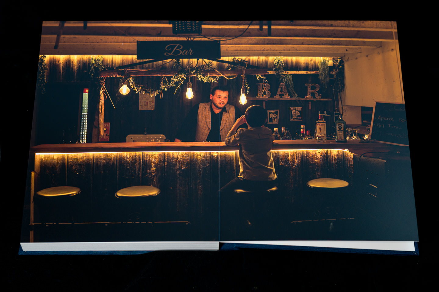 Elegante Hochzeitsbar mit warmem Licht und Barkeeper in festlicher Abendatmosphäre in Freiburg.