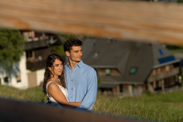 Verliebtes Paar Caro und Vale beim Engagementshooting im goldenen Abendlicht bei Freiburg.