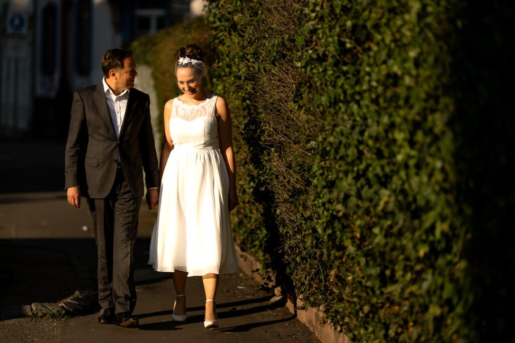 Brautpaar im goldenen Licht beim Engagementshooting in Freiburg, elegante Hochzeitsfotografie am Bodensee.