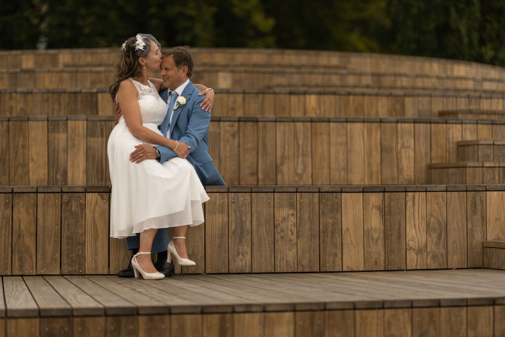 Brautpaar beim romantischen Kuss auf Holztreppe, Strandbad Siblingen Bodensee, Hochzeitsfotografie von Gregor Marstaller.