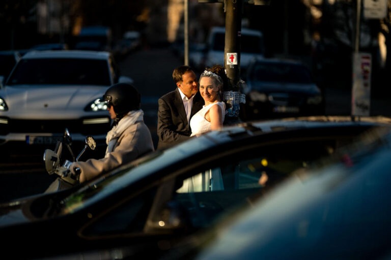 Brautpaar beim Verlobungsshooting zur Golden Hour in Freiburg, romantisch im warmen Abendlicht fotografiert.