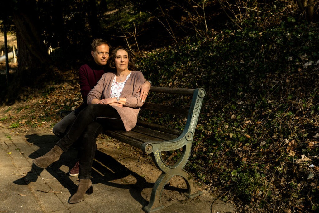 Zwei Frauen beim romantischen Engagementshooting auf dem Freiburger Schlossberg im Herbst.