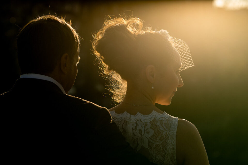 Paar beim Engagementshooting im goldenen Gegenlicht bei Sonnenuntergang in Freiburg.