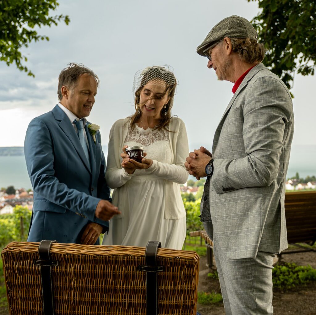 Hochzeit Picknick Brautpaar Oldtimer