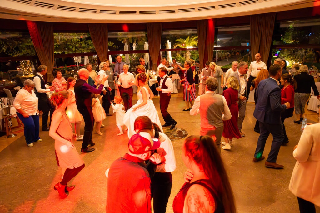 Hochzeit Tübingen, Tanzen im Festsaal während der Feier.