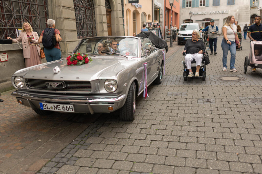 Ford Mustang als Hochzeitsauto? Fabelhaft mit Picknick und Zeit für schöne Fotos. Und Mattias Neumann den schönen Ford Mustang mit traumhaften Picknickservice.