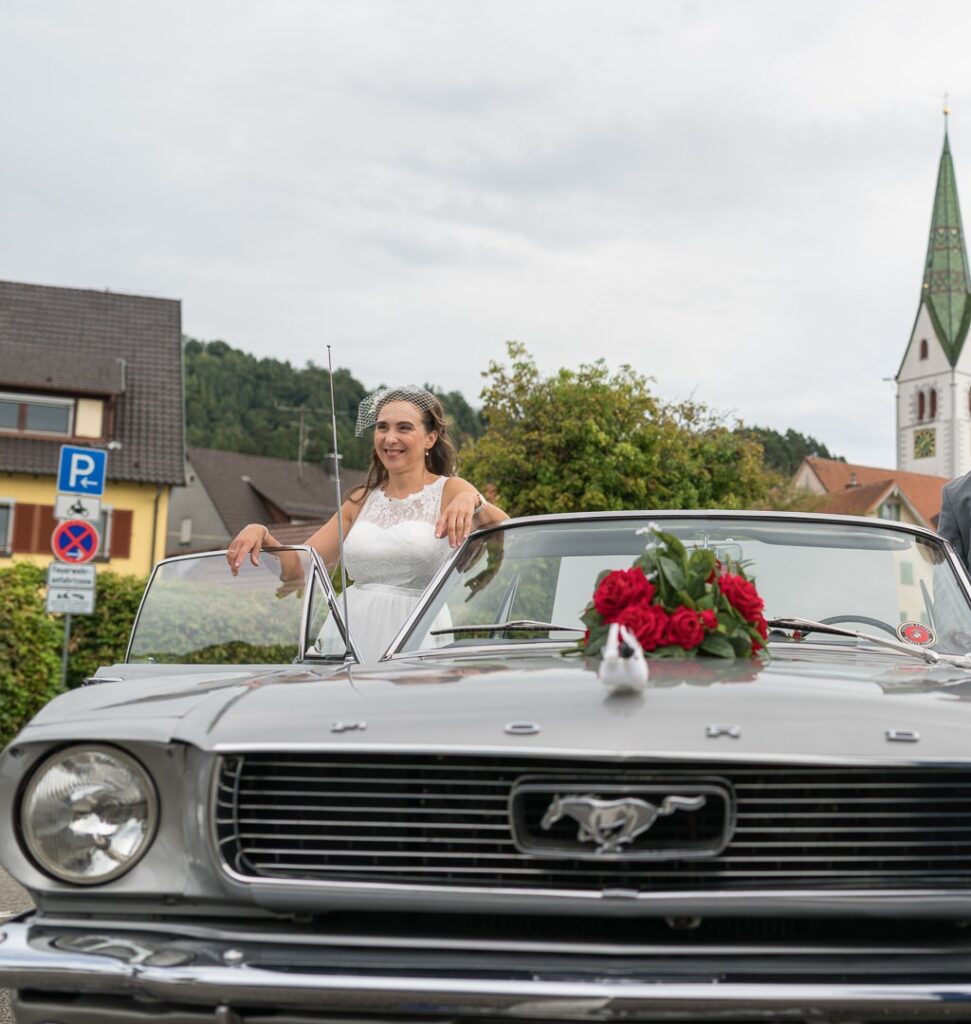 Ford Mustang als Hochzeitsauto? Fabelhaft mit Picknick und Zeit für schöne Fotos. Und Mattias Neumann den schönen Ford Mustang mit traumhaften Picknickservice.