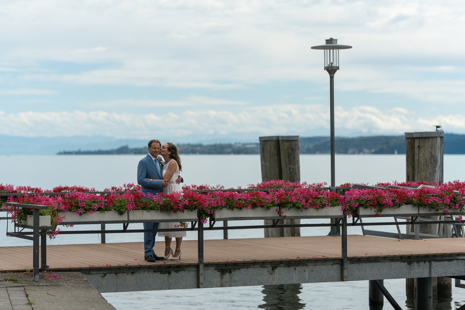 Fotostop am Strandbad Siblingen am Bodensee - Hochzeitsoldtimerfahrt im Ford Mustang von Matthias Neumann, Foto Gregor Marstaller
