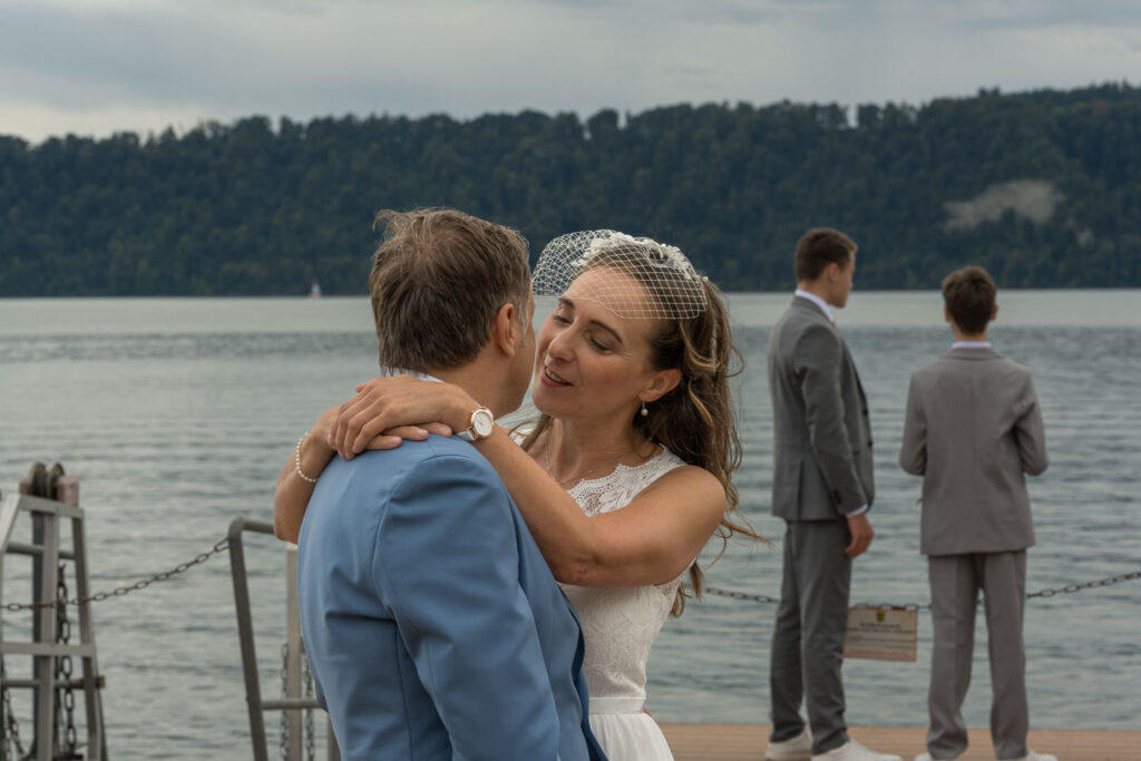 Fotostop am Strandbad Siblingen am Bodensee - Hochzeitsoldtimerfahrt im Ford Mustang von Matthias Neumann, Foto Gregor Marstaller