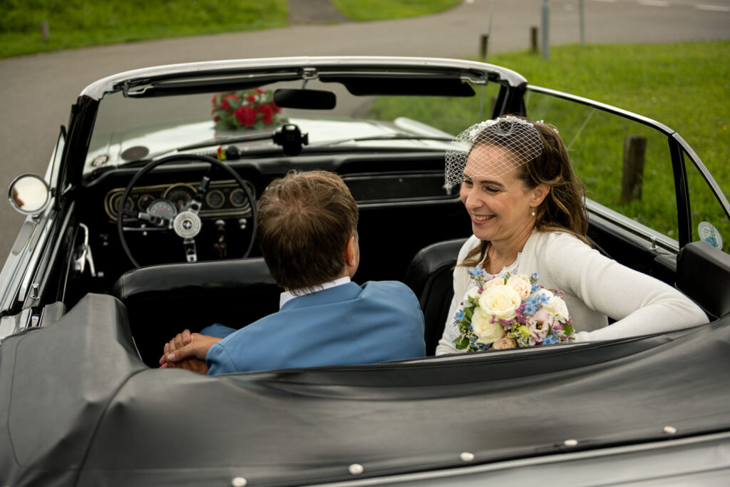 Ford Mustang als Hochzeitsauto? Fabelhaft mit Picknick und Zeit für schöne Fotos. Und Mattias Neumann den schönen Ford Mustang mit traumhaften Picknickservice.