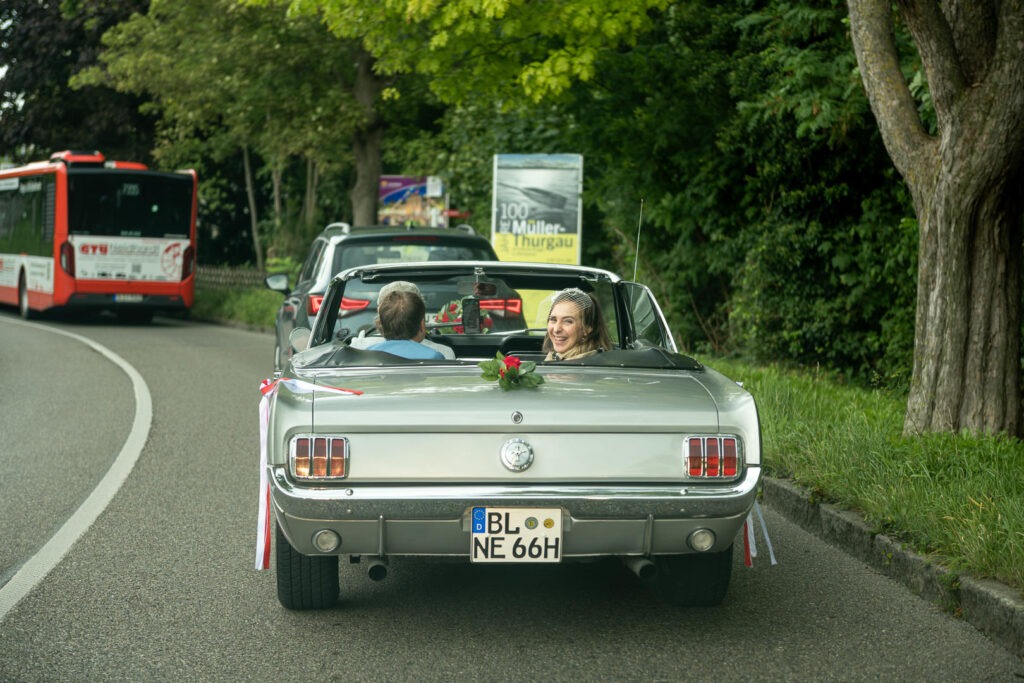 Ford Mustang als Hochzeitsauto? Fabelhaft mit Picknick und Zeit für schöne Fotos. Und Mattias Neumann den schönen Ford Mustang mit traumhaften Picknickservice.