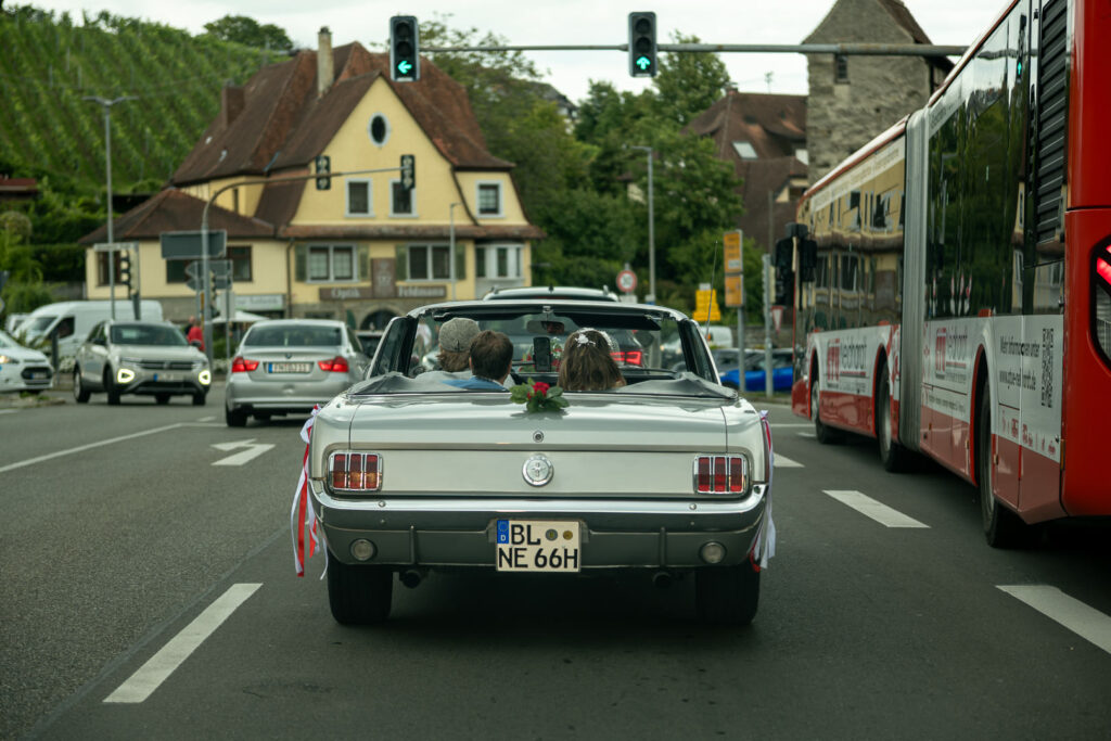 Ford Mustang als Hochzeitsauto? Fabelhaft mit Picknick und Zeit für schöne Fotos. Und Mattias Neumann den schönen Ford Mustang mit traumhaften Picknickservice.