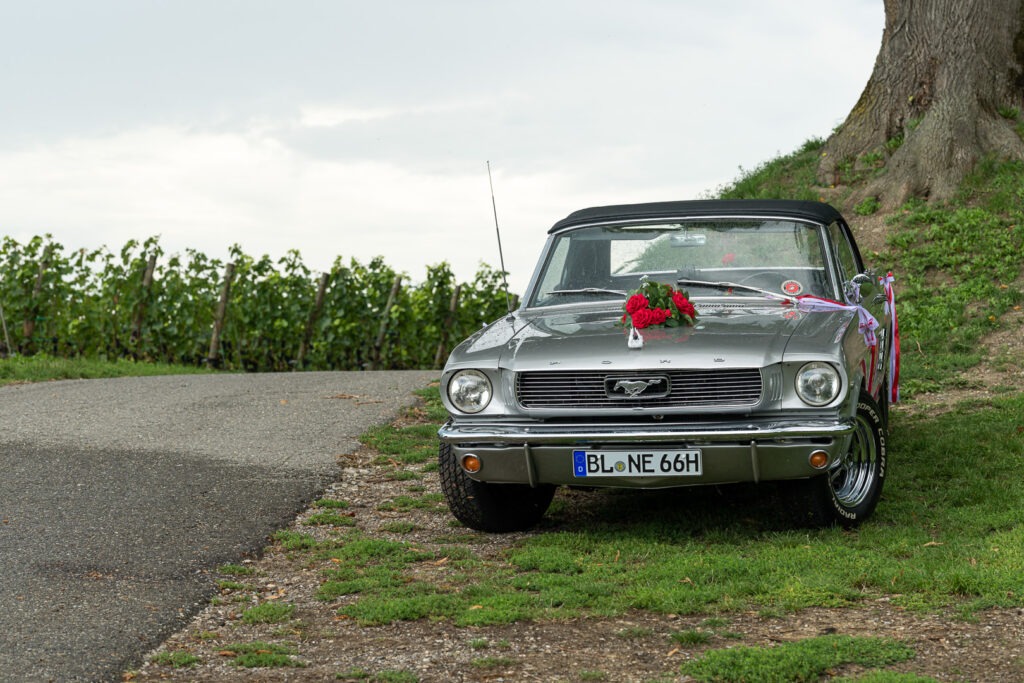 Ford Mustang als Hochzeitsauto? Fabelhaft mit Picknick und Zeit für schöne Fotos. Und Mattias Neumann den schönen Ford Mustang mit traumhaften Picknickservice.
