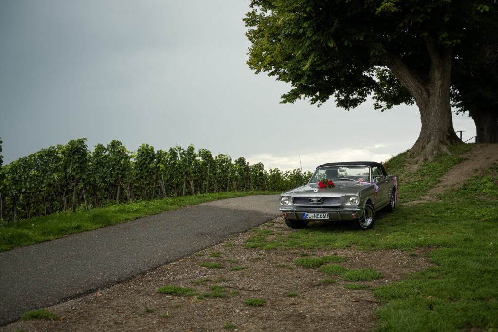Ford Mustang als Hochzeitsauto? Fabelhaft mit Picknick und Zeit für schöne Fotos. Und Mattias Neumann den schönen Ford Mustang mit traumhaften Picknickservice.