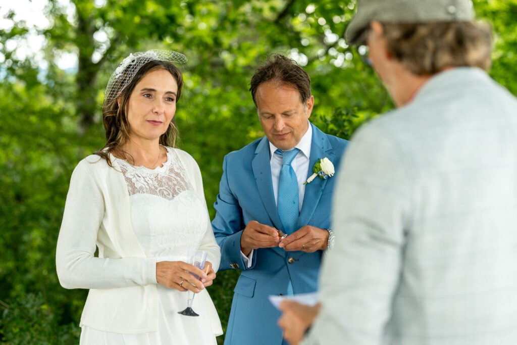 Ford Mustang als Hochzeitsauto? Fabelhaft mit Picknick und Zeit für schöne Fotos. Und Mattias Neumann den schönen Ford Mustang mit traumhaften Picknickservice.