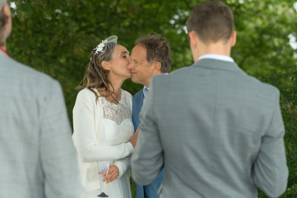 Ford Mustang als Hochzeitsauto? Fabelhaft mit Picknick und Zeit für schöne Fotos. Und Mattias Neumann den schönen Ford Mustang mit traumhaften Picknickservice.