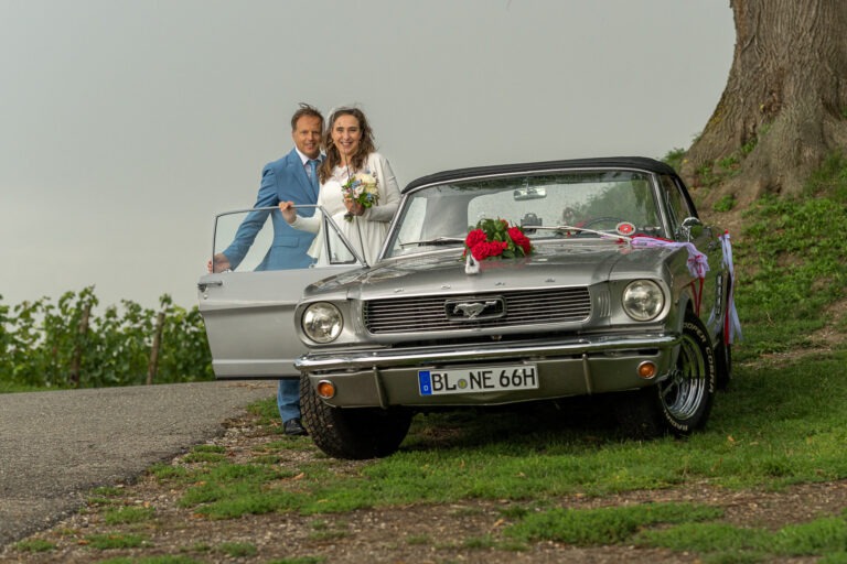 Ford Mustang als Hochzeitsauto? Fabelhaft mit Picknick und Zeit für schöne Fotos. Und Mattias Neumann den schönen Ford Mustang mit traumhaften Picknickservice.