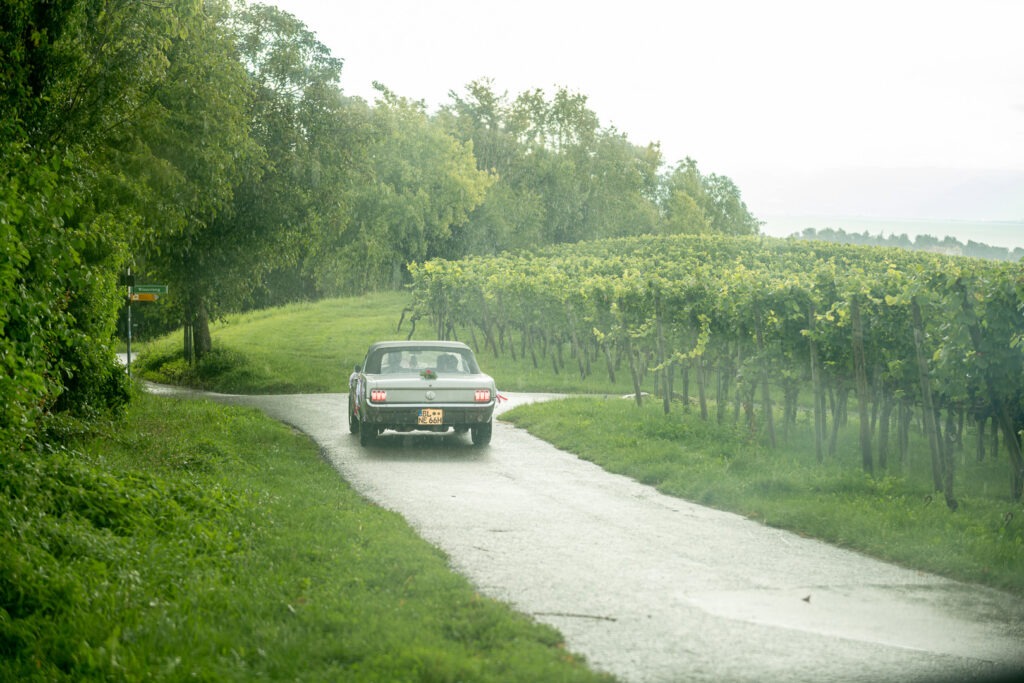 Ford Mustang als Hochzeitsauto? Fabelhaft mit Picknick und Zeit für schöne Fotos. Und Mattias Neumann den schönen Ford Mustang mit traumhaften Picknickservice.