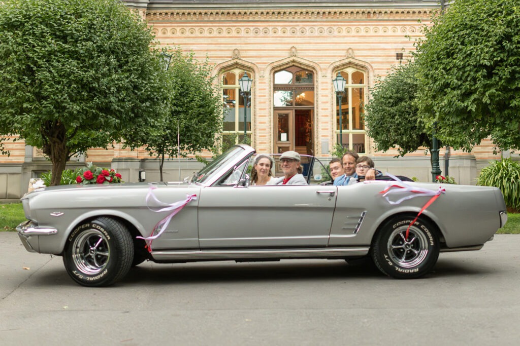Ford Mustang als Hochzeitsauto? Fabelhaft mit Picknick und Zeit für schöne Fotos. Und Mattias Neumann den schönen Ford Mustang mit traumhaften Picknickservice.