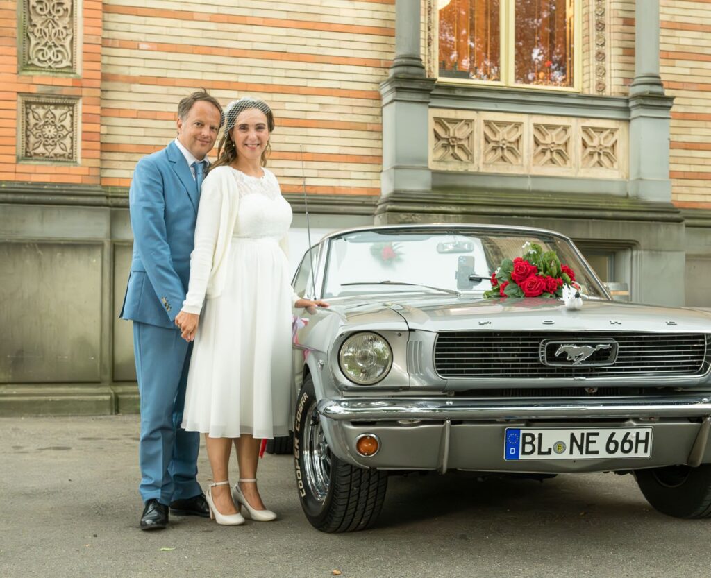 Ford Mustang als Hochzeitsauto? Fabelhaft mit Picknick und Zeit für schöne Fotos. Und Mattias Neumann den schönen Ford Mustang mit traumhaften Picknickservice.