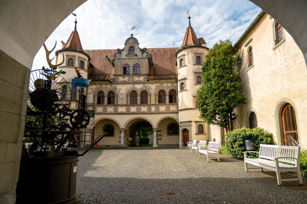 Historischer Innenhof des Standesamts Konstanz mit Renaissance-Architektur und roten Türmen durch Torbogen fotografiert.
