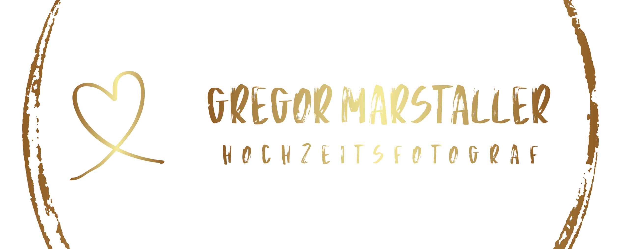 Logo von Gregor Marstaller Hochzeitsfotograf mit goldenem Herz und elegantem Schriftzug auf weißem Hintergrund.