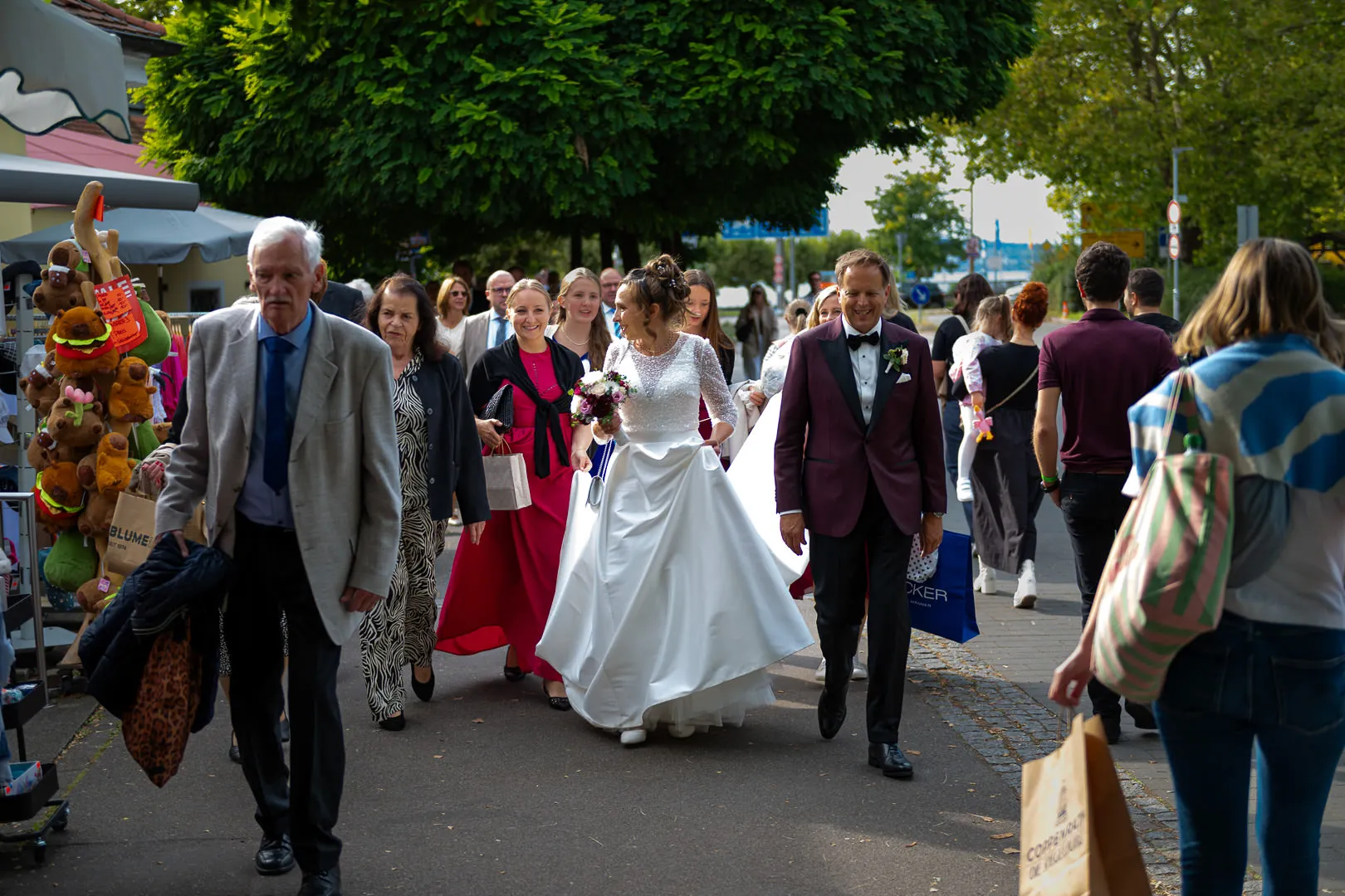 Hochzeitsprozession Meersburg Bodensee – Brautpaar und Gäste ziehen zum Fähranleger.