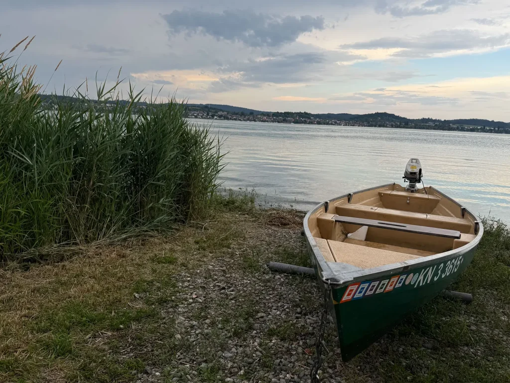 Ehebekräftigung Svenja und Yannik – Boot am Ufer wartet auf niemanden.