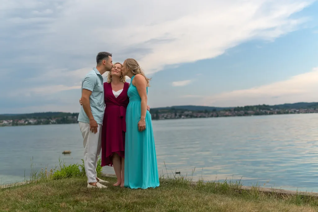 Familienmoment Svenja Yannik am Bodensee, zwei küssen die Mitte.