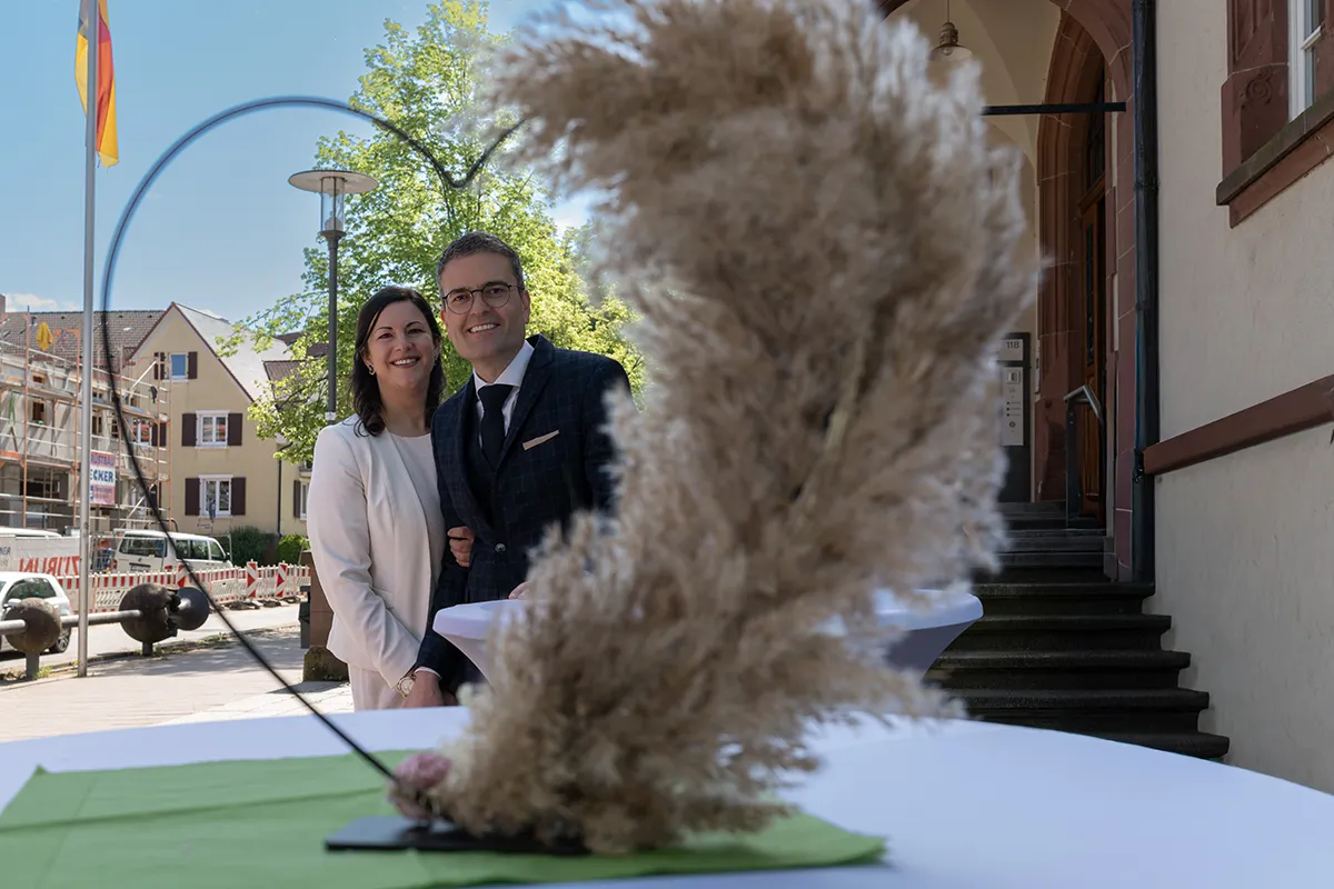 Hochzeitsreportage Standesamt: Steffi und Michael vor dem Rathaus, Denzlingen.