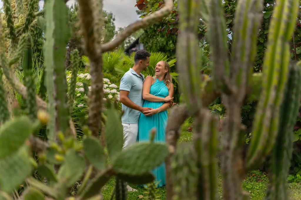 Verlobungsshooting Svenja und Yannik, lachend im Kaktusgarten.