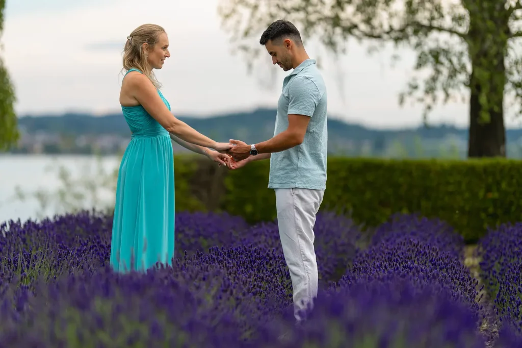 Verlobungsshooting Svenja und Yannik im Lavendelfeld am See.