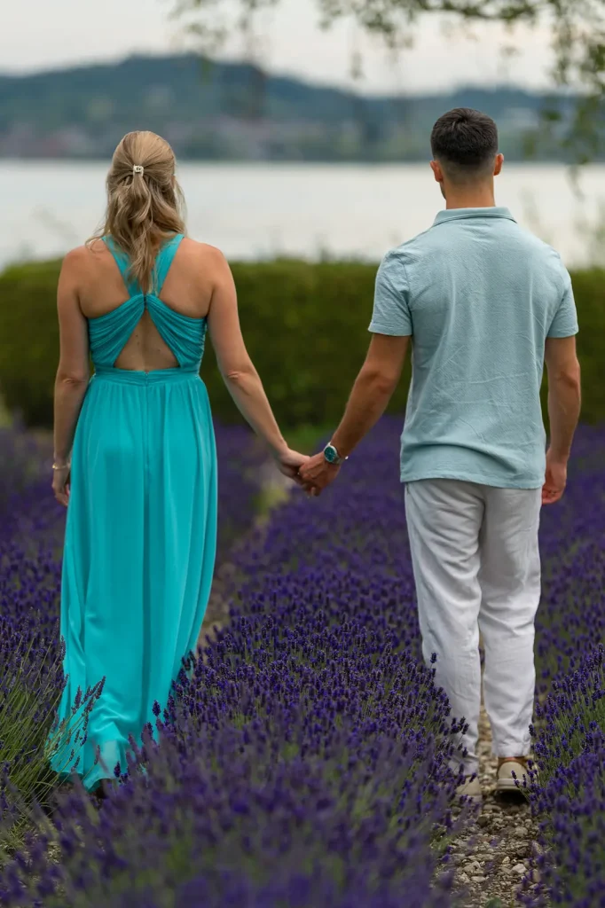 Hochzeitsreportage Svenja und Yannik, Händchen haltend im Lavendelfeld am See.