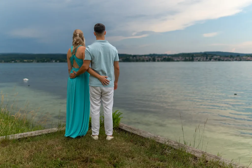 Verlobungsshooting Svenja und Yannik am Bodensee, Blick aufs Wasser.