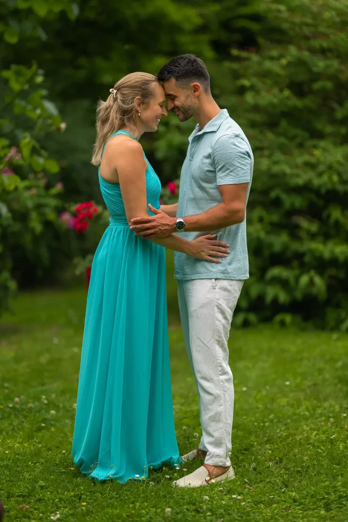 Verlobungsshooting Svenja und Yannik, Stirnen berühren sich auf der Gartenwiese.
