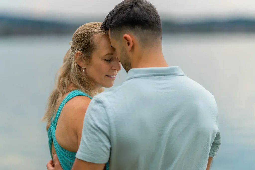 Verlobungsshooting Svenja und Yannik, Stirn an Stirn am See.