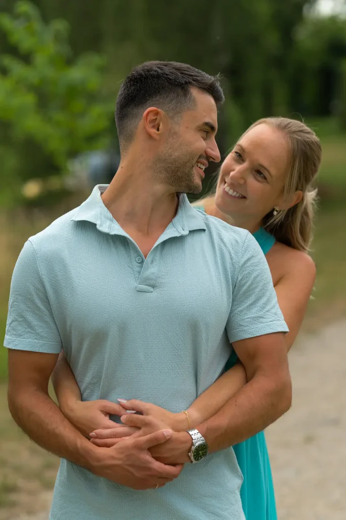 Engagement Svenja und Yannik, Umarmung auf dem Kiesweg.