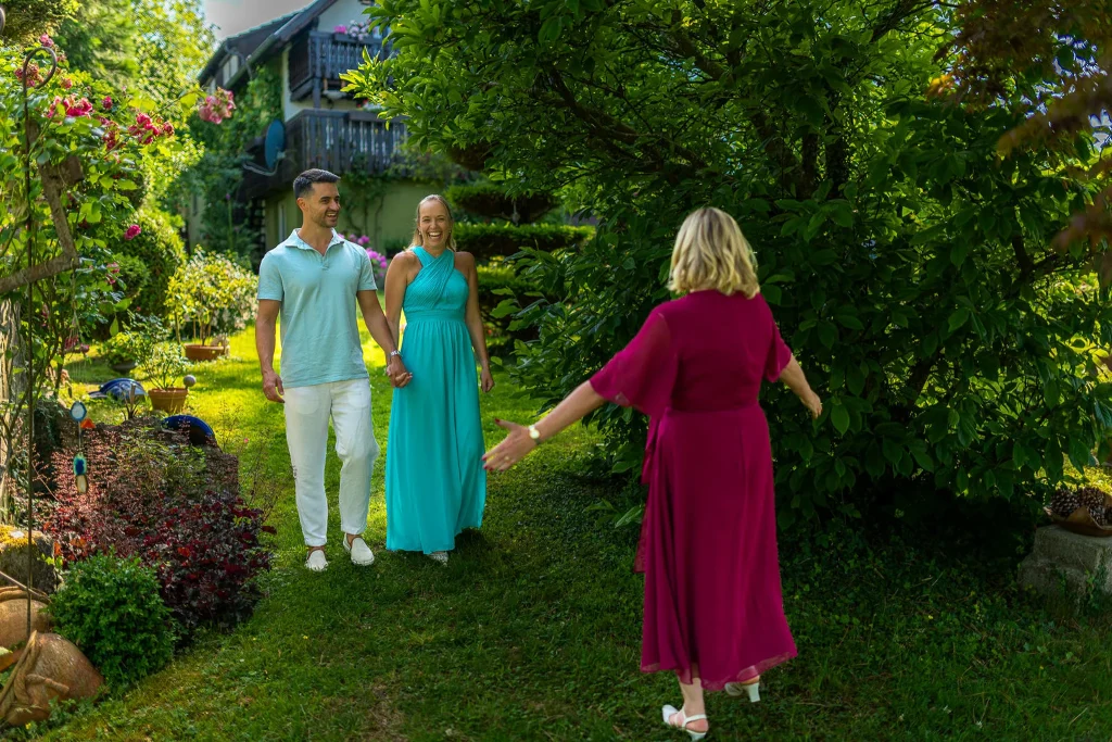 Hochzeitsreportage Bodensee: Begrüßung im Garten, Yannik und Svenja.