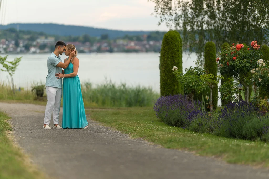 Verlobungsshooting Bodensee – Svenja und Yannik, Seepromenade mit Lavendel.