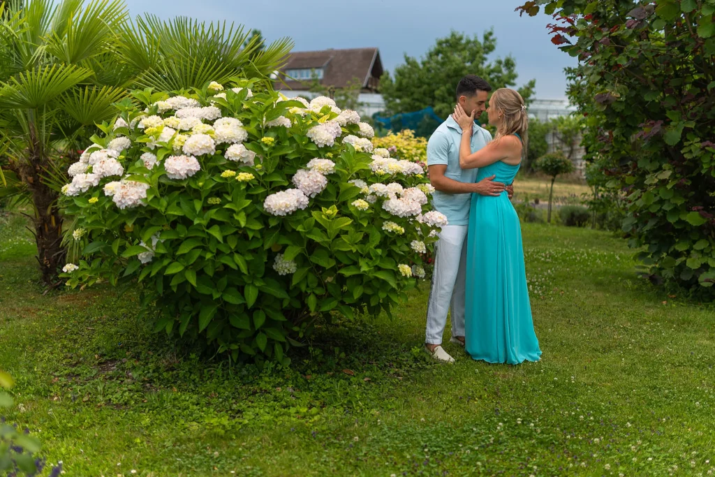Paarfoto Bodensee – Svenja und Yannik neben blühendem Hortensienbusch.