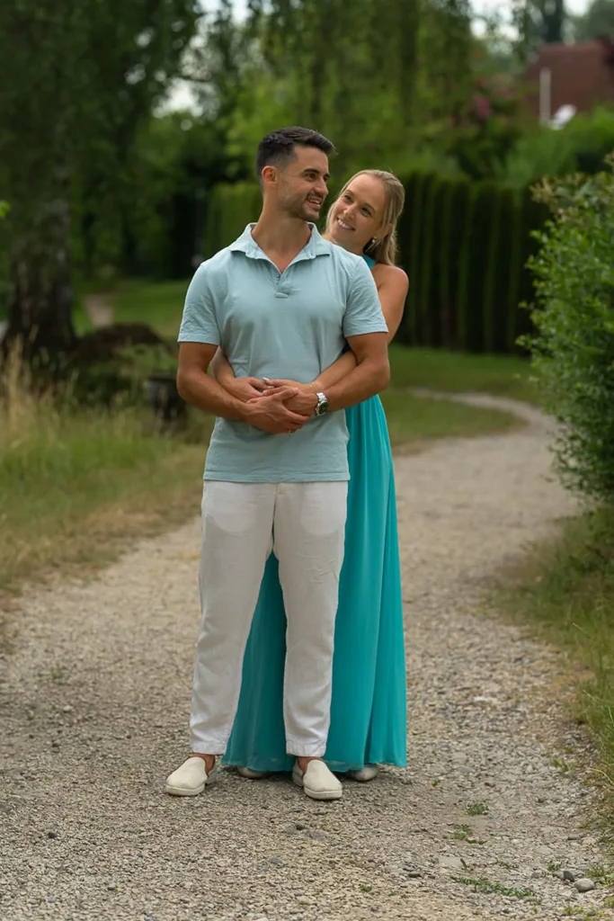 Verlobungsshooting Bodensee – Paar Svenja und Yannik umarmt auf Kiesweg.